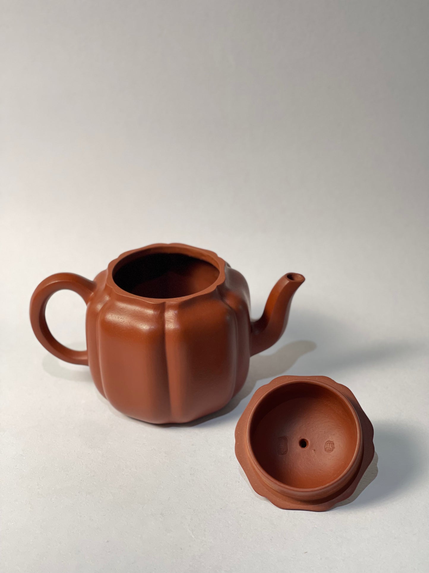 [雅器] 70年代製壺師朱泥花型壺
